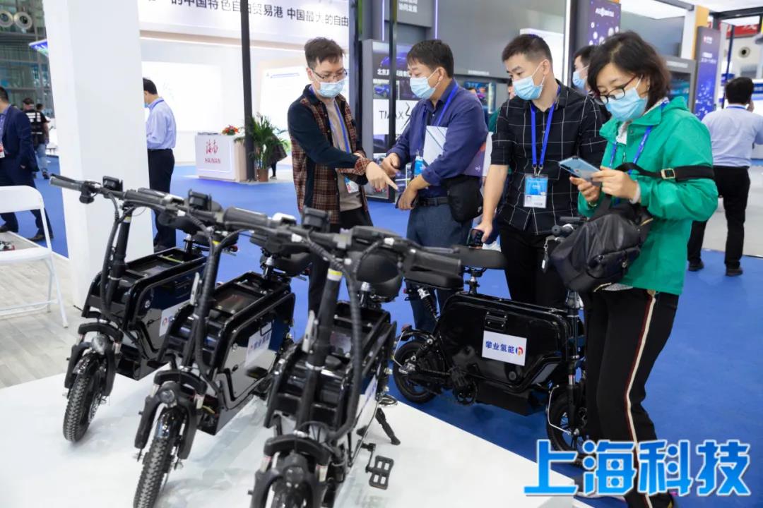 Visitors visit Pearl hydrogen energy exhibition stand